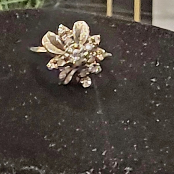 AUTHENTIC 14KT white gold 1960s flower motif ring sz 6 - Picture 3 of 6